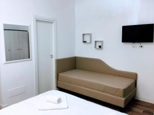 - un salon avec un canapé et une télévision dans l'établissement Pigneto Guest House, à Rome