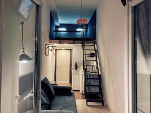salon ze schodami i pokój z kanapą w obiekcie Marinesko Apartments w Odessie