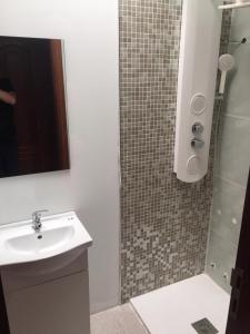 a bathroom with a sink and a shower with a mirror at Guajara loft-balcon in Las Lagunas