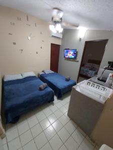 um quarto com duas camas e uma televisão na parede em Casa Soliman - Cancun Centro Market28 Cable TV HBO FOX Netlix em Cancún
