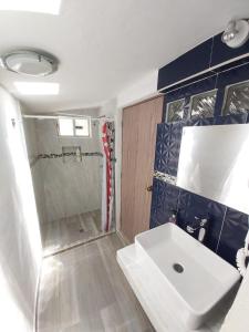 uma casa de banho com um lavatório branco e um chuveiro em Casa Soliman - Cancun Centro Market28 Cable TV HBO FOX Netlix em Cancún