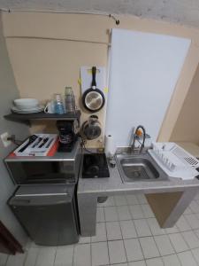a small kitchen with a stove and a sink at Casa Soliman - Cancun Centro Market28 Cable TV HBO FOX Netlix in Cancún