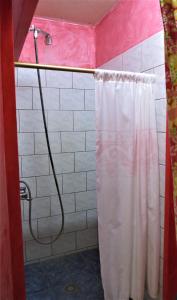 y baño con ducha y cortina de ducha. en Sunset Hill Lodge, en Bora Bora