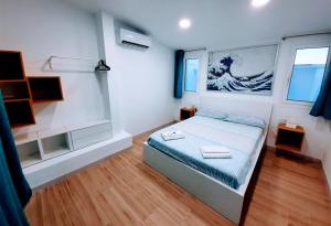 a small bedroom with a bed and a painting on the wall at Ca Na Vinyet in El Poblenou del Delta