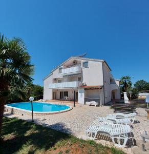Bazén v ubytovaní Apartments Vila Marinela alebo v jeho blízkosti