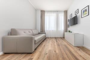 a living room with a couch and a television at Casa da Suite Mirabello in Milan