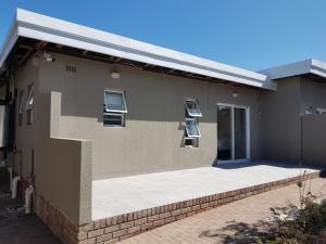 ein Haus mit einer großen Terrasse an der Seite in der Unterkunft Sharon's House: Modern Self-Catering rooms in Kapstadt