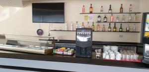 a counter in a restaurant with a cash register at Hospedaje O Camiño in O Barco de Valdeorras