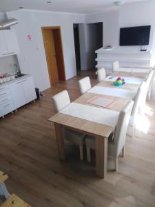 Habitación con mesa, sillas y cocina. en A&A en Novi Sad