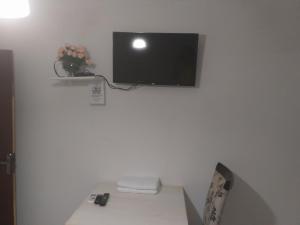 Televízia a/alebo spoločenská miestnosť v ubytovaní Rainha do Mar