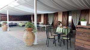 a tent with tables and chairs in a restaurant at La dimora dei 5 sensi in Faiano