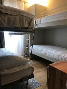 Tempat tidur susun dalam kamar di Chalet Bizet - Limone 1400