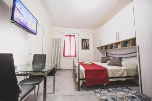 A television and/or entertainment centre at ART & BOOKS bed and breakfast