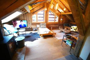 einen Blick über ein Wohnzimmer in einer Hütte in der Unterkunft chalet coup de coeur+véhicule 4*4 ; 9 places à dispo in La Clusaz
