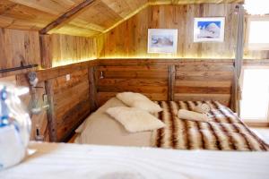 Postel nebo postele na pokoji v ubytování chalet coup de coeur+véhicule 4*4 ; 9 places à dispo