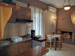 eine Küche mit einem Tisch und eine Küche mit einem Esszimmer in der Unterkunft Katerina Apartments in Agios Ioannis