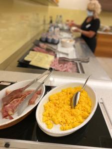 una ciotola di cibo su un bancone in cucina di Atlantic Terme Natural Spa & Hotel ad Abano Terme