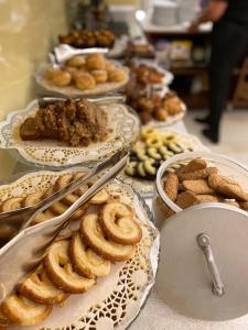 une table recouverte de assiettes de pâtisseries et d'autres aliments dans l'établissement Atlantic Terme Natural Spa & Hotel, à Abano Terme