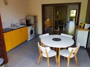 Køkken eller tekøkken på studio meublé Montjoly avec accès piscine