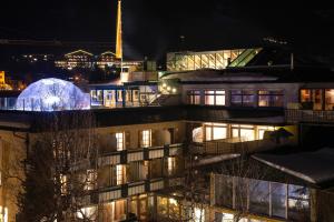 vista di un edificio di notte con cupola di vetro di Hotel Cavallino Bianco - Weisses Roessl a San Candido