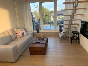 sala de estar con sofá y escalera en Apartment Brander Blick, en Aachen