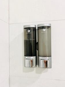 na ścianie wiszą dwa ekspresy do kawy w obiekcie Reina Victoria 46 w Madrycie