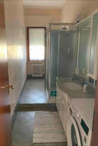 La salle de bains est pourvue d'un lavabo, d'une douche et de toilettes. dans l'établissement Appartamento Alba Rosa, à Francavilla al Mare