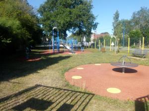 einen Spielplatz in einem Park mit einem blauen Spielplatz in der Unterkunft La maison écologique in Batilly