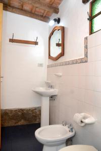 Koupelna v ubytování LA TOMA Complejo de Montaña - Cabañas y Habitaciones en Hosteria