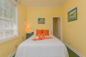 Ein Bett oder Betten in einem Zimmer der Unterkunft Key West Villas