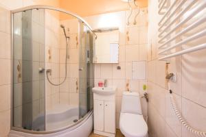 een badkamer met een douche, een toilet en een wastafel bij Adam12 in Krakau