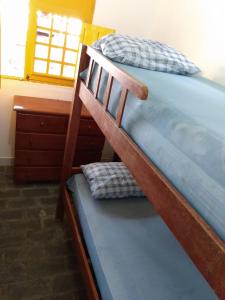 a pair of bunk beds in a room at Casa com 4 quartos em condomínio fechado in Tamandaré