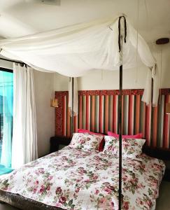 um quarto com uma cama de dossel em Recanto Rustico Itapoá em Itapoá