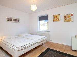 - une chambre blanche avec un lit et une fenêtre dans l'établissement 8 person holiday home in Skagen, à Skagen