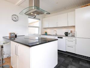 une cuisine avec des placards blancs et un comptoir dans l'établissement 8 person holiday home in Skagen, à Skagen