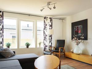 ein Wohnzimmer mit einem Sofa und einem Tisch in der Unterkunft 6 person holiday home in STR MSTAD in Strömstad