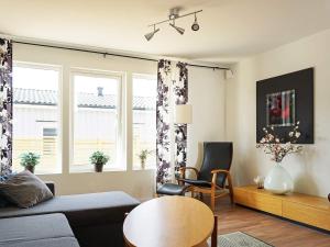 Posezení v ubytování 6 person holiday home in STRÖMSTAD