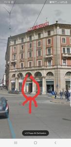 een rood symbool op een straat voor een gebouw bij Domus Dotta in Bologna