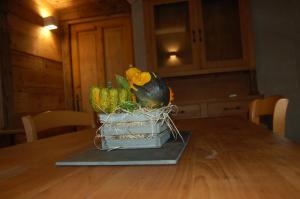 a vase of vegetables sitting on top of a table at B&B Il Crogiolo in Bosentino