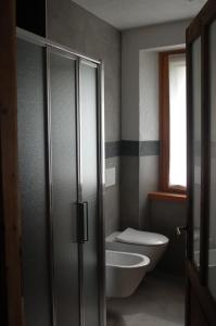 a bathroom with a toilet and a sink at B&B Il Crogiolo in Bosentino