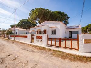 una casa al lado de un camino de tierra en Belvilla by OYO Los Pinos, en L'Escala