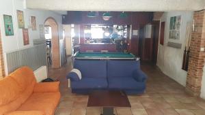 salon ze stołem bilardowym i kanapą w obiekcie Hostal Isabel w Blanes