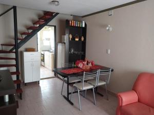 - une cuisine et une salle à manger avec une table et des chaises dans l'établissement Departamento Maru, à Tandil