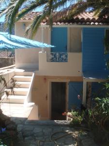 una casa azul y blanca con escaleras y una puerta en la maison de Carol, en Le Beausset