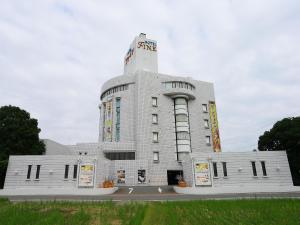 un edificio blanco con una torre encima en Hotel Fine Garden Kuwana, en Kawagoe