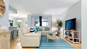 sala de estar con sofá y TV en Your Hidden Private Gem "La Playa Azul", en San Petersburgo