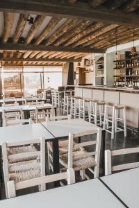 restauracja z białymi stołami i białymi krzesłami w obiekcie Posada Azul Marino w mieście José Ignacio