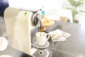 a coffee maker pouring coffee into a cup on a counter at Salinas Box in Aveiro