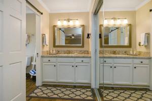 een badkamer met 2 wastafels en 2 spiegels bij Spectacular Stay at Silverado in Napa in Napa