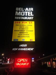 una señal para un restaurante del motel con un cartel de neón en Bel-Air Motel en Sault Ste. Marie